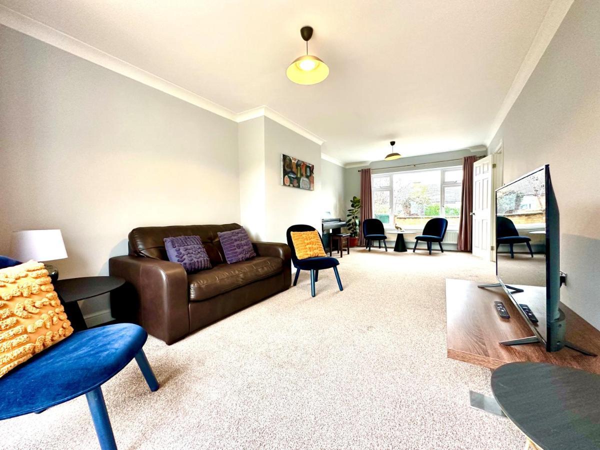 Spacious 3 Double Bedroomed House In Bicester Kültér fotó