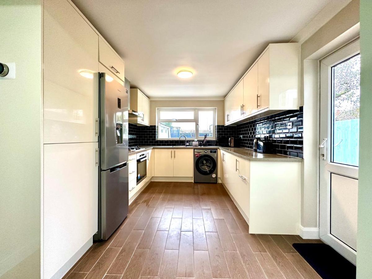 Spacious 3 Double Bedroomed House In Bicester Kültér fotó