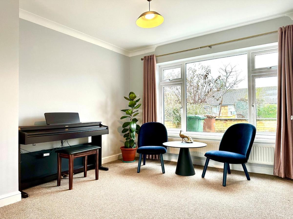 Spacious 3 Double Bedroomed House In Bicester Kültér fotó