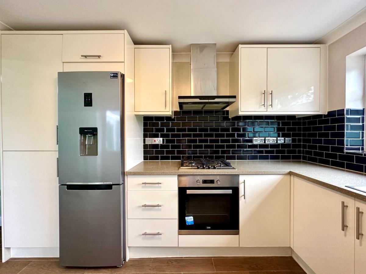 Spacious 3 Double Bedroomed House In Bicester Kültér fotó