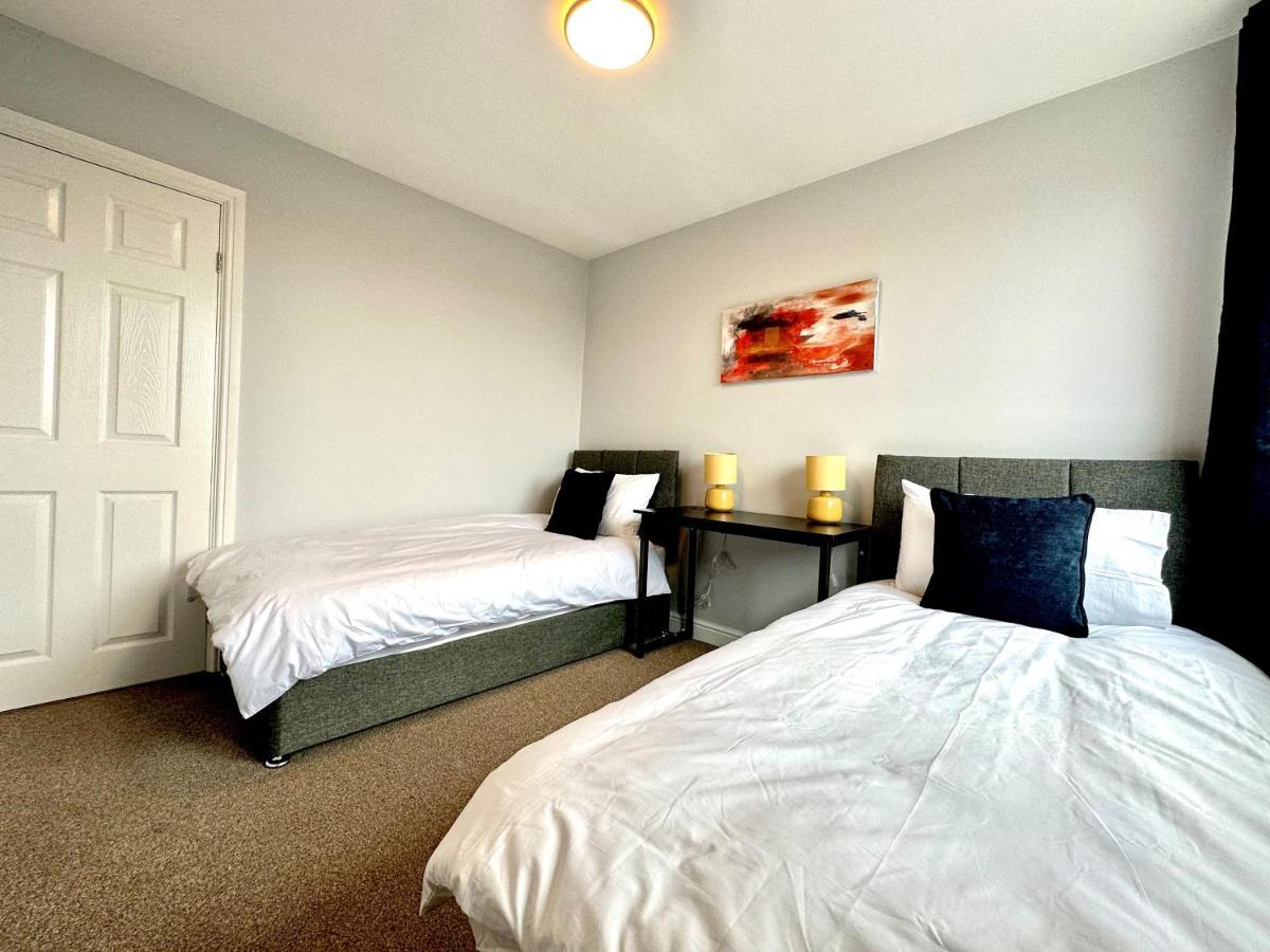 Spacious 3 Double Bedroomed House In Bicester Kültér fotó